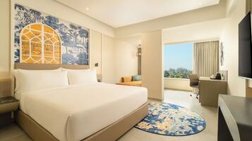 Deluxe Room, 1 King Bed | Minibar, in-room safe, desk, laptop workspace