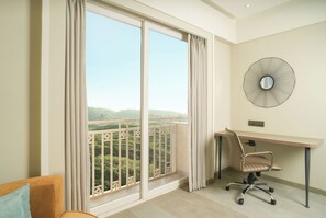 Minibar, in-room safe, desk, laptop workspace - Hilton Garden Inn Goa Calangute (Calangute)