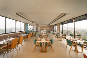 Dagelijks ontbijtbuffet (INR 885 per persoon)