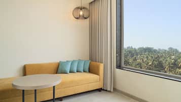 Deluxe-huone, 1 suuri parisänky | Minibaari, tallelokero huoneessa, työpöytä