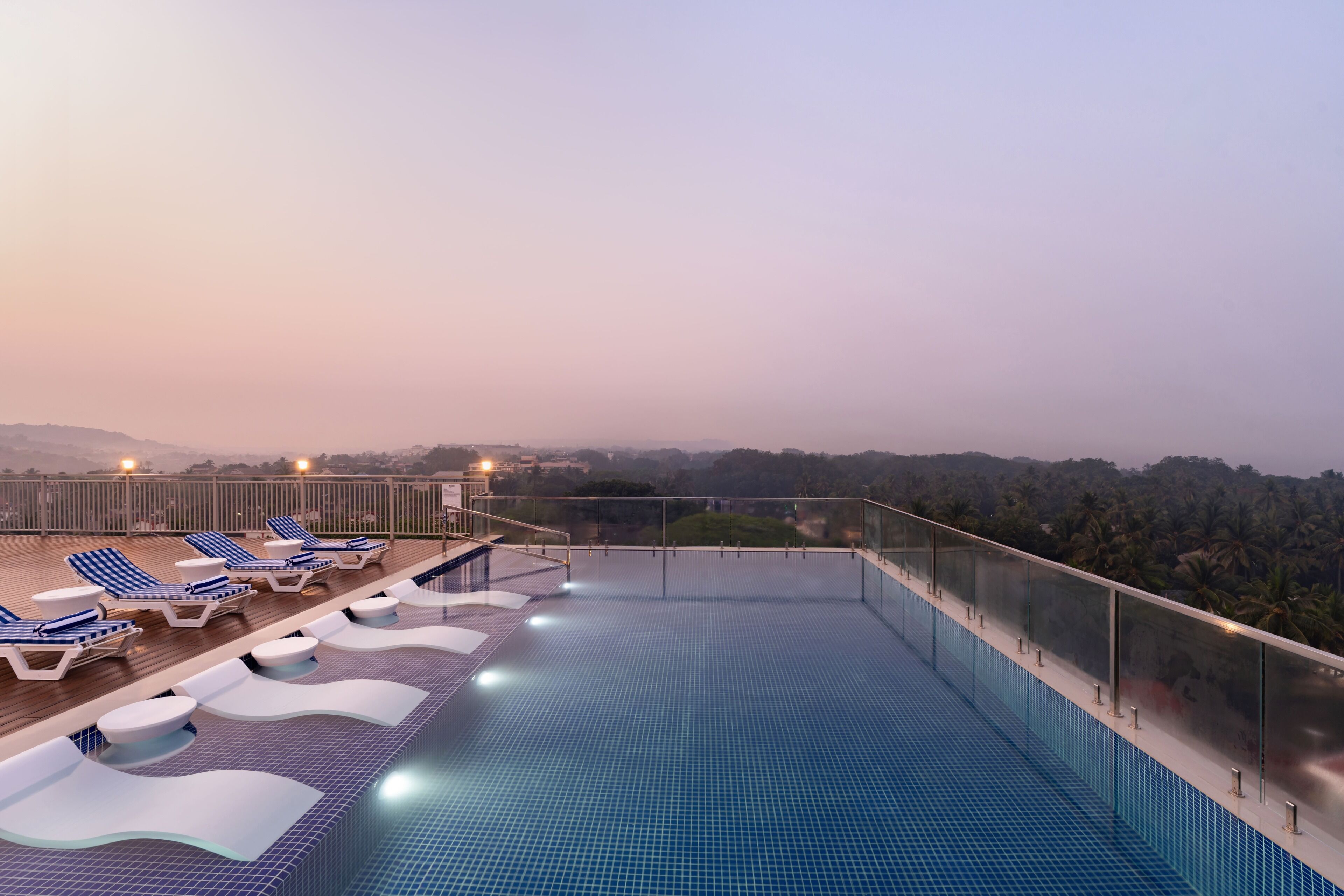 Una piscina al aire libre (de 09:00 a 22:00), sombrillas, tumbonas