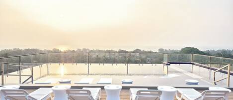 Außenpool, geöffnet von 08:00 Uhr bis 20:00 Uhr, Liegestühle