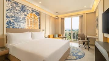 Room, 1 King Bed | Minibar, in-room safe, desk, laptop workspace