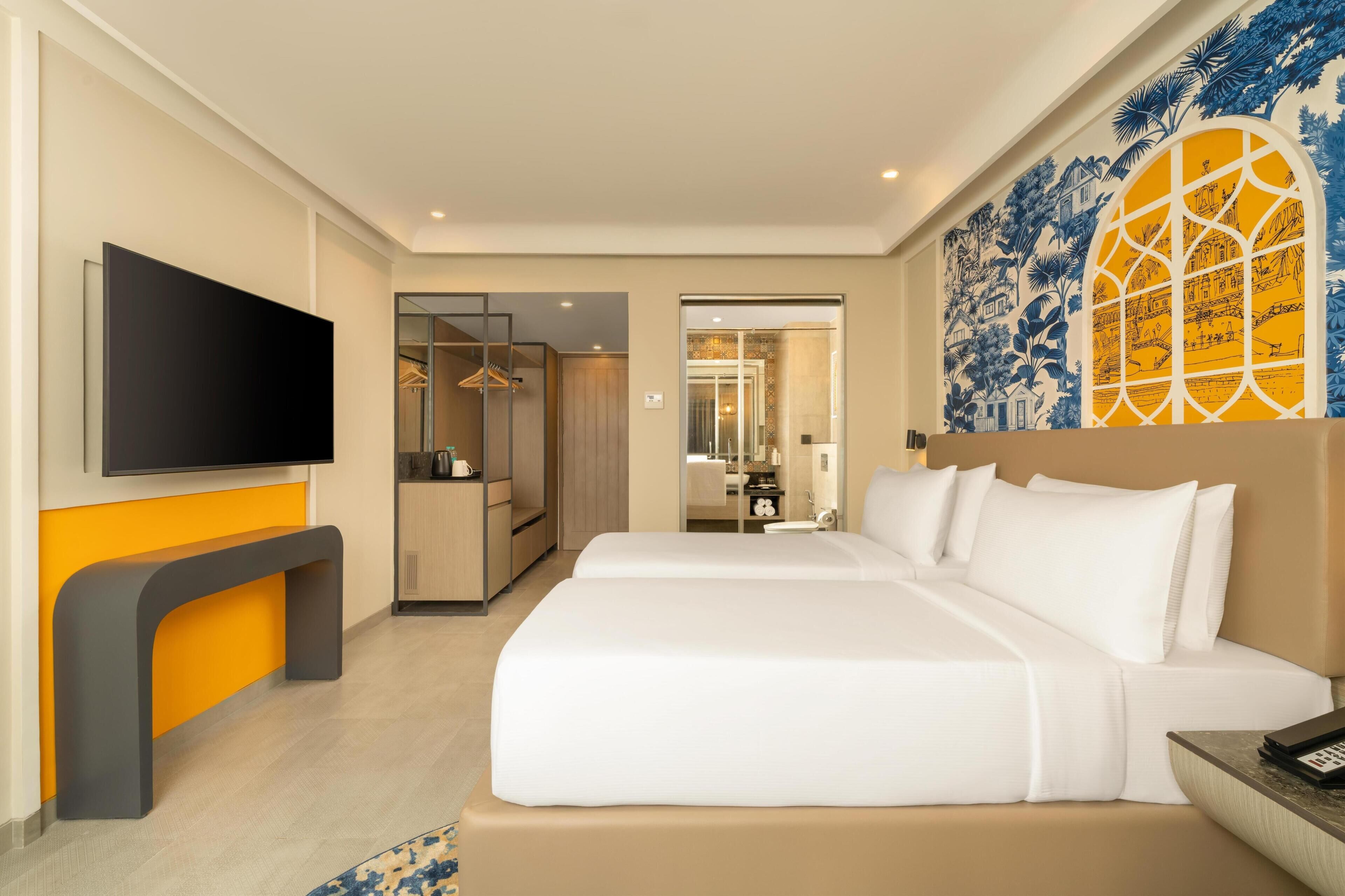 Minibar, caja de seguridad en la habitación y escritorio 