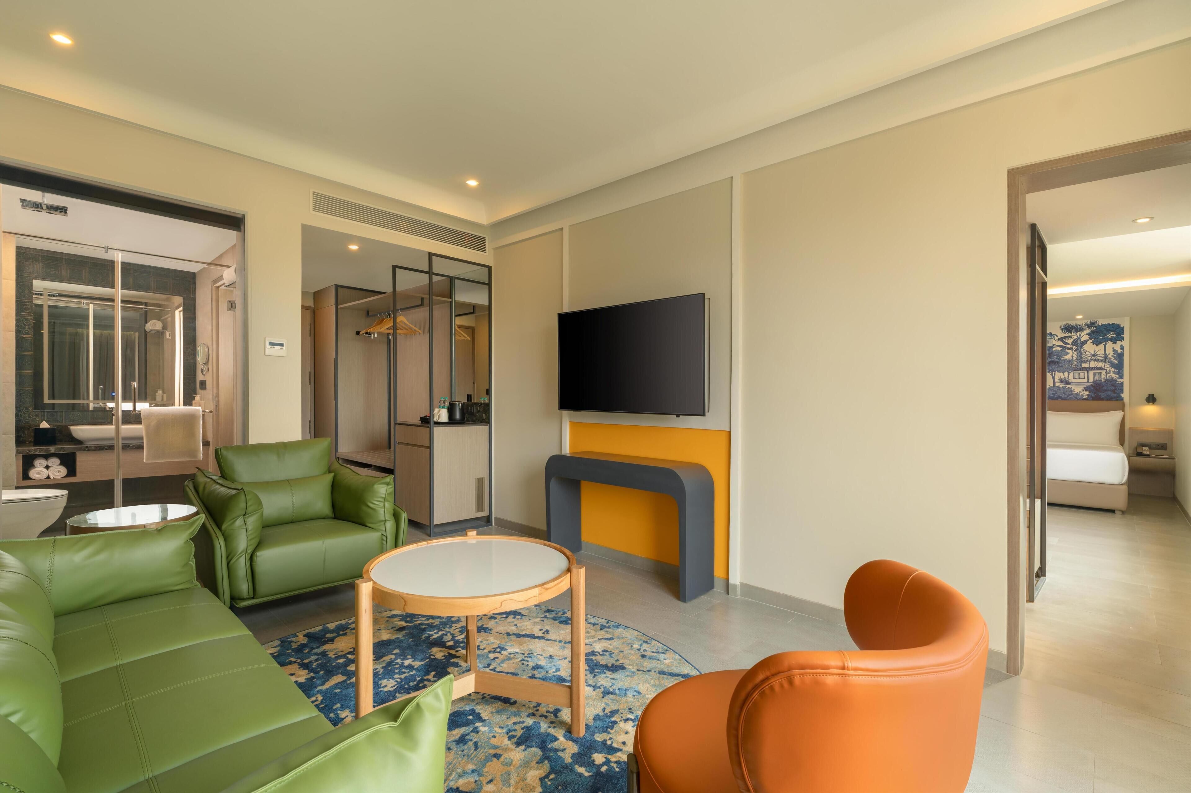 Suite, 1 habitación | Área de sala de estar | Smart TV de 55 pulgadas con canales vía satélite y Netflix 