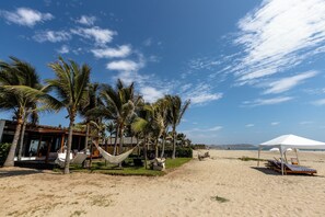 Chaises longues, serviettes de plage