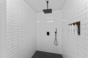 Douche, serviettes fournies, savon, shampooing