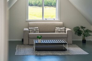 Een televisie, een open haard, een stereo en een kantoor