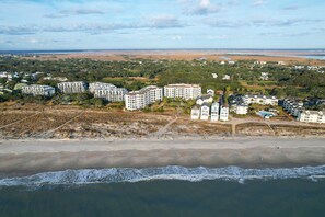 On the beach - Ocean view balcony, Community pool, Direct beach access - 208 Summerhouse (Isle Of Palms)