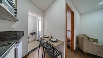 Rideaux occultants, chambres insonorisées, fer et planche à repasser