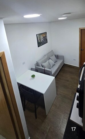 패밀리 아파트, 발코니, 시내 전망 | 거실 공간