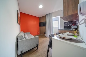 Appartement Familial, balcon, vue ville | Coin séjour | Télévision à écran plat