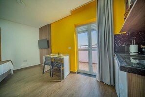 Suite Dupla com sacada | Blackout drapes, soundproofing, iron/ironing board, free WiFi