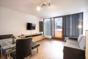 TV - Holiday apartment with balcony (Kaprun)