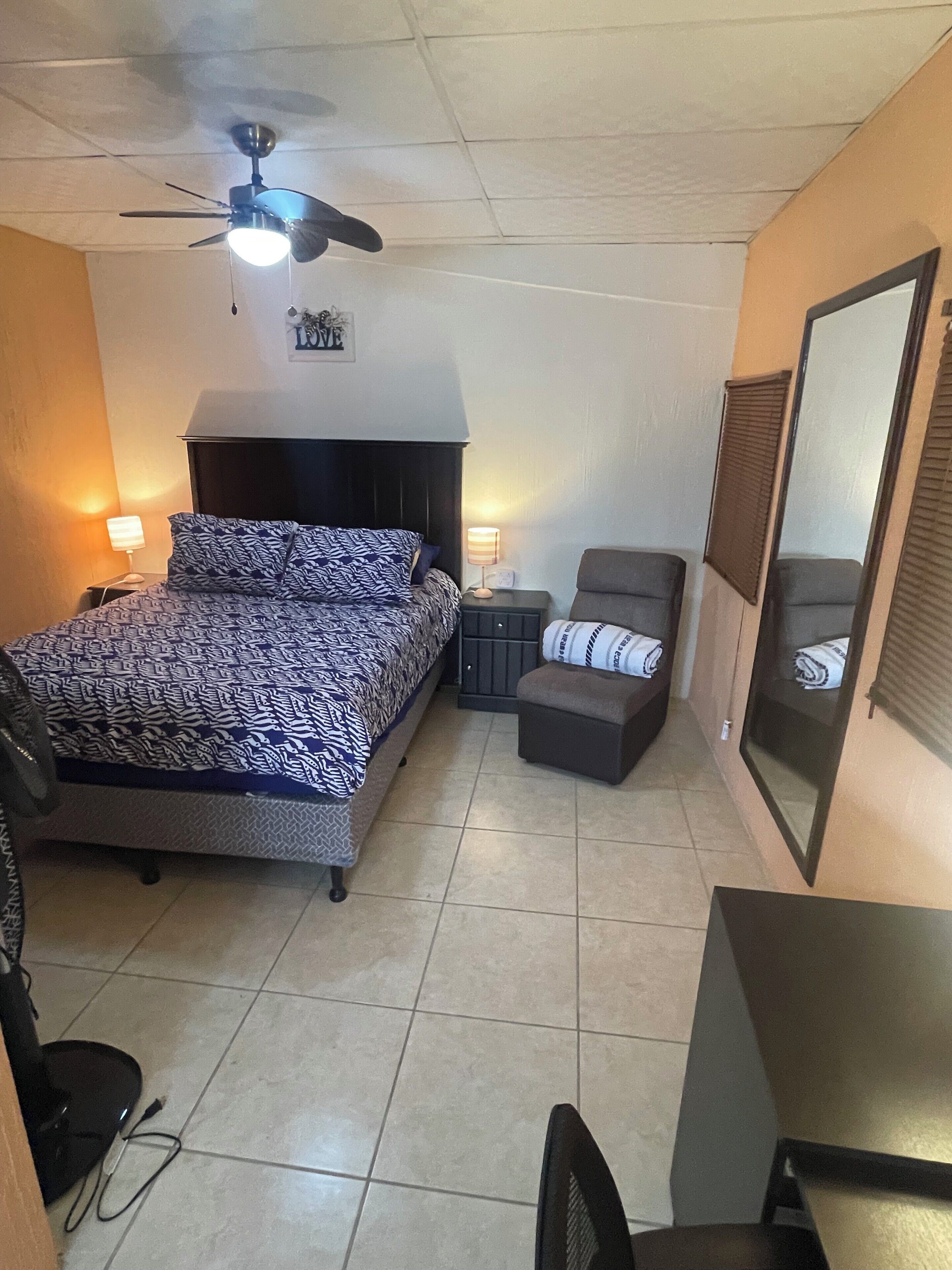 1 habitación, tabla de planchar con plancha, wifi gratis y ropa de cama 