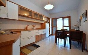 Fridge, microwave, stovetop, dishwasher - Holiday flat with air conditioning and terrace (Bibione)