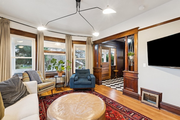 Living area - Voted best neighborhood, designer house, hot tub, steps from Mississippi Ave (Portland)