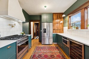Private kitchen - Voted best neighborhood, designer house, hot tub, steps from Mississippi Ave (Portland)