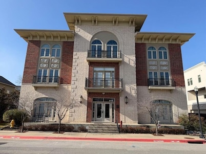 Modern Downtown Bentonville Condo - Walk to It All!