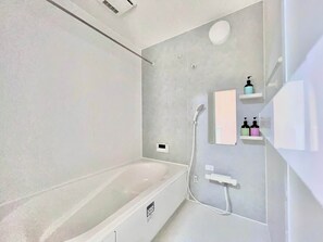 Shower, hair dryer, towels - Convenient Ozu Location Bright 4BR Stay by Restavio (Ozu)