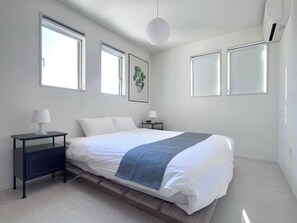 3 bedrooms, iron/ironing board, WiFi, bed sheets - Convenient Ozu Location Bright 4BR Stay by Restavio (Ozu)