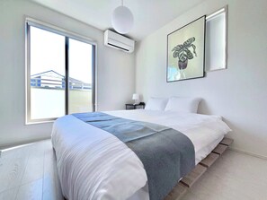 3 bedrooms, iron/ironing board, WiFi, bed sheets - Convenient Ozu Location Bright 4BR Stay by Restavio (Ozu)