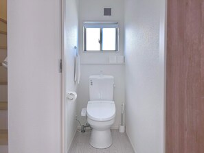 Douche, séchoir à cheveux, serviettes fournies