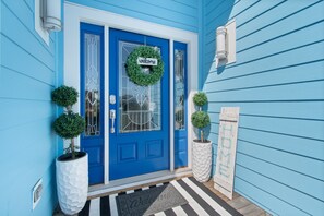 Exterior detail - "Seahorse'n Around" - Canal location with pool and outdoor kitchen (Supply)