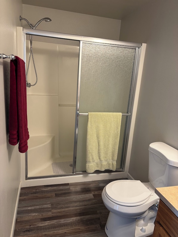 Shower, hair dryer, towels, soap - Quiet and comfortable house in Springfield. (Springfield)
