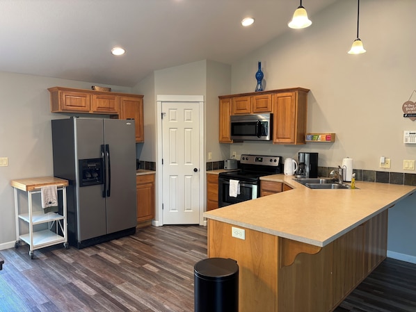 Microwave, oven, stovetop, dishwasher - Quiet and comfortable house in Springfield. (Springfield)