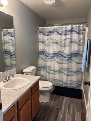 Shower, hair dryer, towels, soap - Quiet and comfortable house in Springfield. (Springfield)