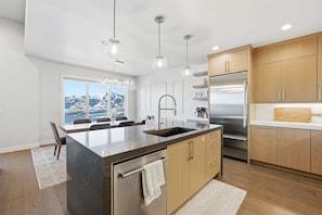 Fridge, microwave, oven, stovetop - MOUNTAIN LUXE | Panoramic Views + Private Hot Tub (Hideout)