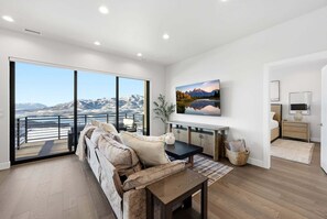 Smart TV, fireplace, offices - MOUNTAIN LUXE | Panoramic Views + Private Hot Tub (Hideout)