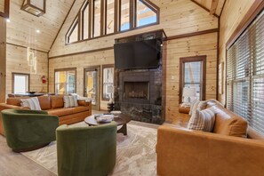 Smart TV, fireplace, video games - NEW Bear Olympics Luxury Cabin: Private Pool & Arcade in Pigeon Forge (Pigeon Forge)