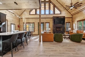 Smart TV, fireplace, video games - NEW Bear Olympics Luxury Cabin: Private Pool & Arcade in Pigeon Forge (Pigeon Forge)
