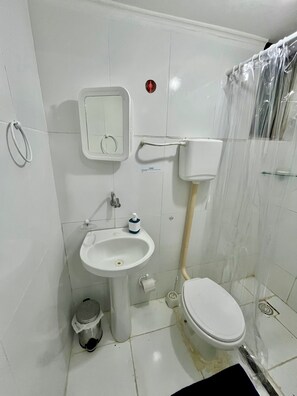 Haartrockner, Handtücher, Toilettenpapier