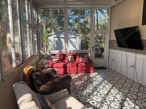 TV, fireplace