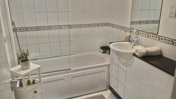 Serviettes fournies, savon, papier toilette