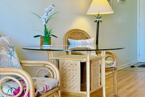 Interior - Bright condo in beautiful Honolulu with cool AC breeze (Honolulu)