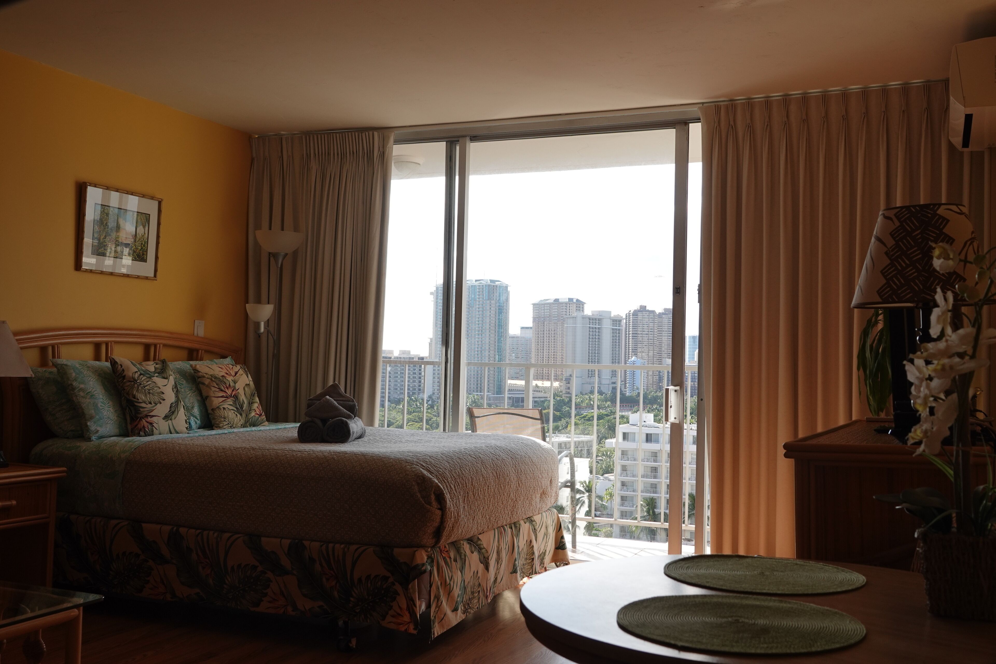 1 soverom, skrivebord, strykejern/-brett og reiseseng for barn