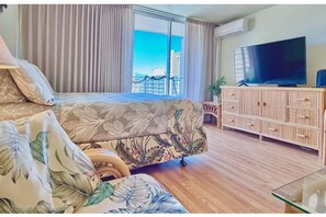 1 bedroom, desk, iron/ironing board, travel cot - Bright condo in beautiful Honolulu with cool AC breeze (Honolulu)