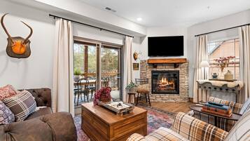 Een smart-tv, een open haard en boeken