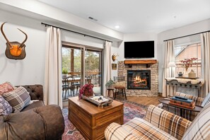 Een smart-tv, een open haard en boeken