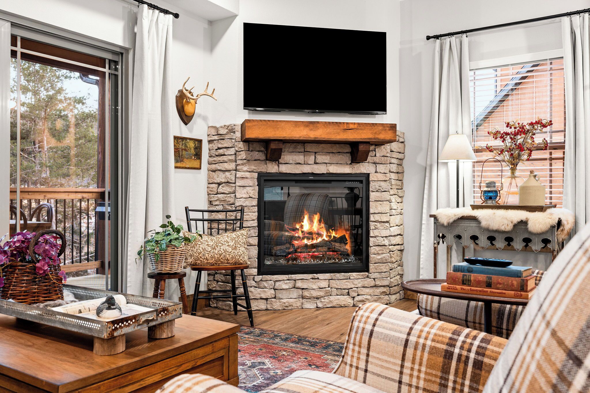 Een smart-tv, een open haard en boeken