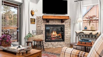 Een smart-tv, een open haard en boeken