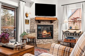 Een smart-tv, een open haard en boeken