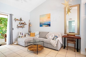Smart TV, books - Beautiful condo! Steps to beach, shops, dining! (Coco)