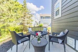 Terrace/patio - Calm Harbor-spacious 4BR retreat-Resort amenities (South Haven)
