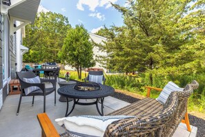 Outdoor dining - Calm Harbor-spacious 4BR retreat-Resort amenities (South Haven)