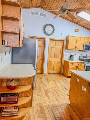 Refrigerador, microondas, horno, placa de cocina